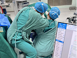 六旬医者跪地手术　只为守护患者健康
