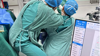 六旬医者跪地手术　只为守护患者健康